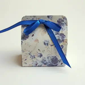 Schachtel mit Satinband