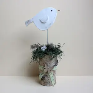 Porzellanvogel auf Birkenstamm