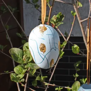 Osterei mit Blattgold - hellblau