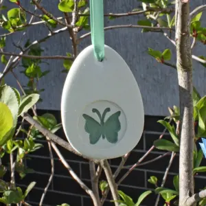 Raysinanhänger Ei Relief Schmetterling