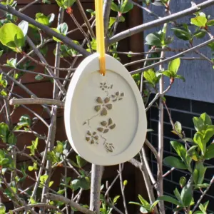 Raysinanhänger Ei Relief Blüten bemalt