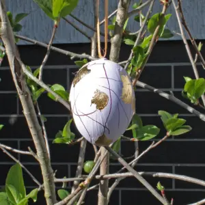 Osterei mit Blattgold - flieder