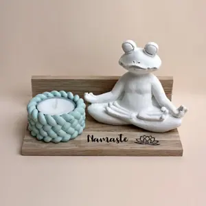 Entspannungskerze mit meditierendem Frosch (weiss)