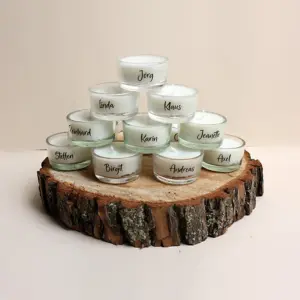 Namenskerzen-Pyramide auf Baumscheibe